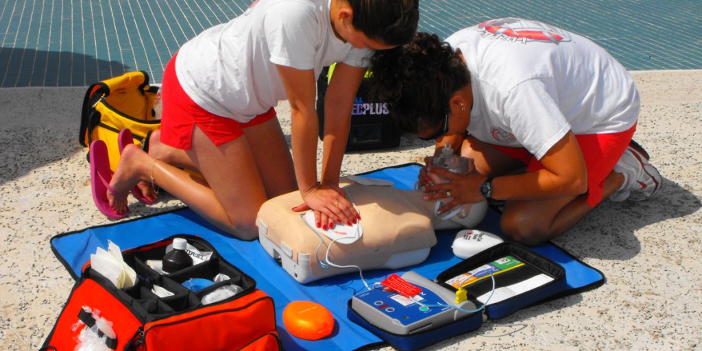 Defibrillatore portatile DAE in spiaggia