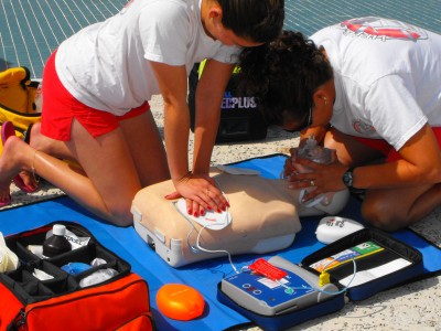 Defibrillatore portatile DAE in spiaggia